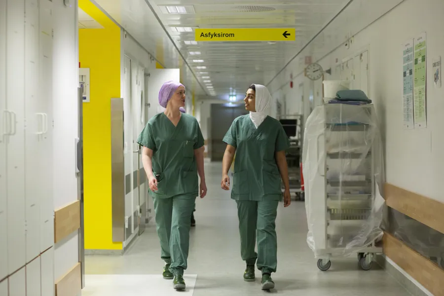 Studenter på jobb i sykehuset.