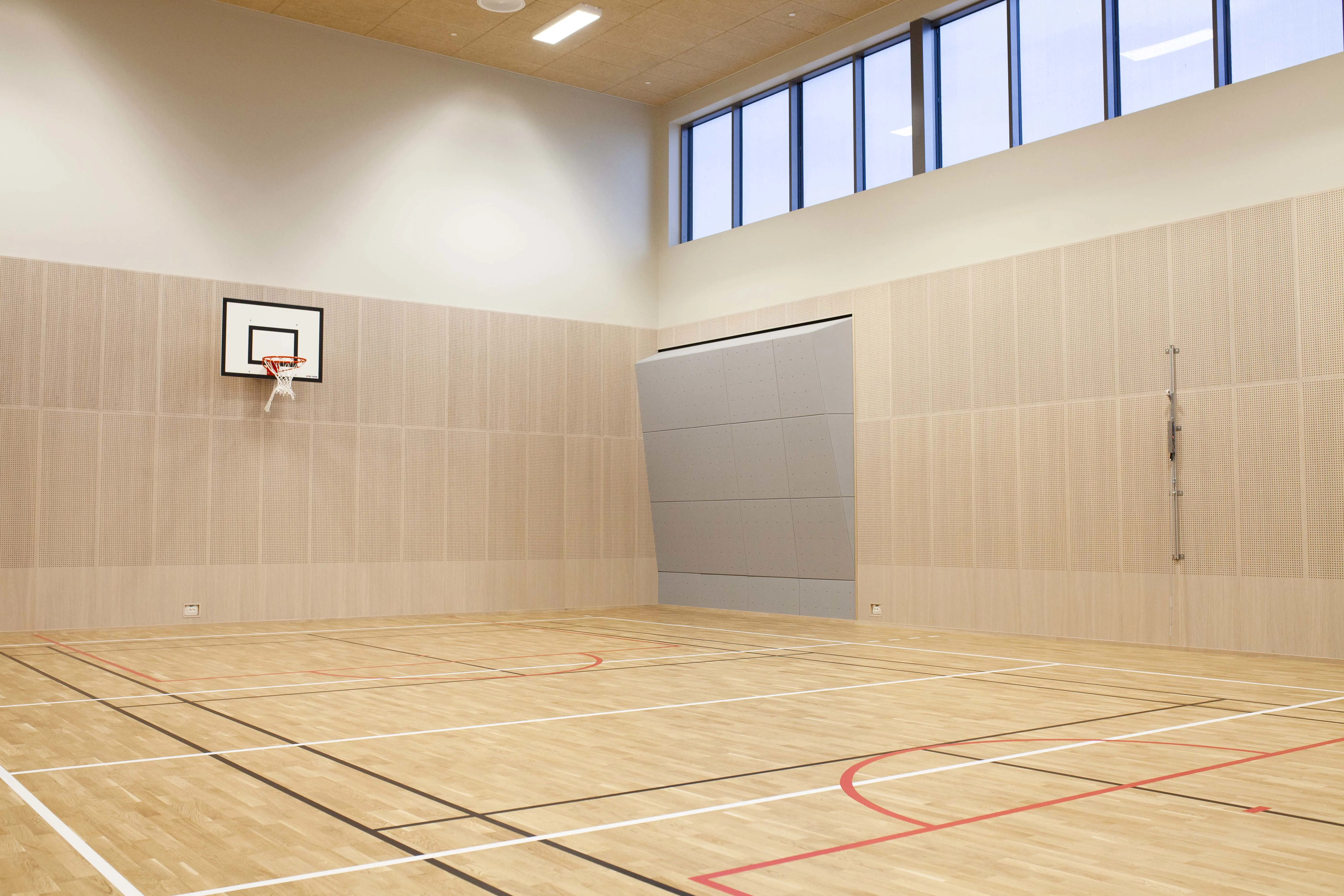 Gymsal med basketkurv.