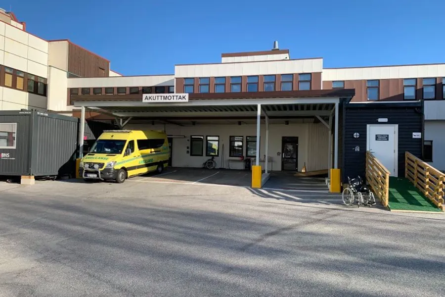 En gul varebil parkert utenfor en bygning