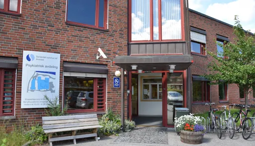 En bygning med sykler parkert utenfor