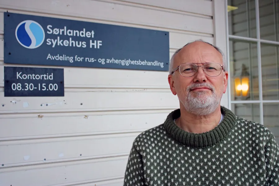 Professor John-Kåre Verderhus står utenfor ARAs  behandlingslokaler. Foto.