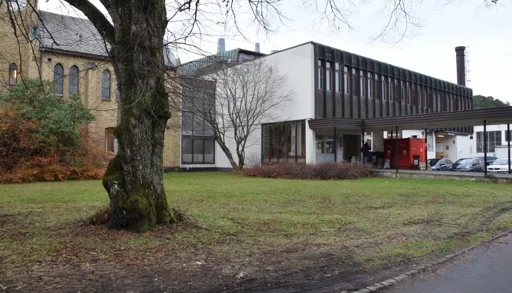 En bygning med parkeringsplass