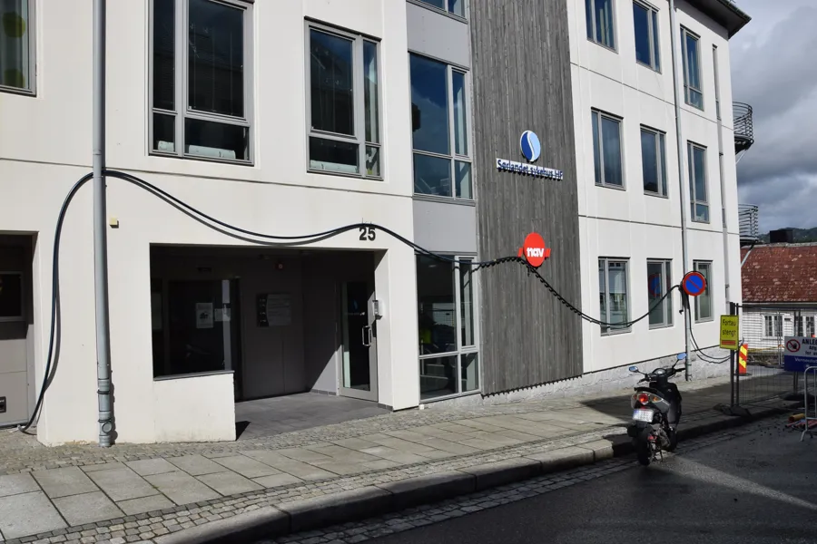 En motorsykkel parkert på siden av en gate