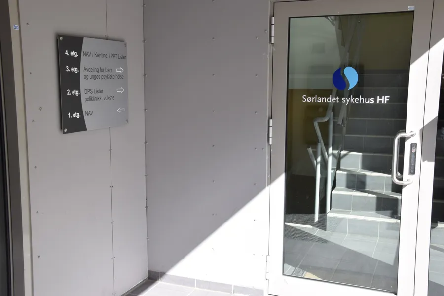 En dør med et skilt på