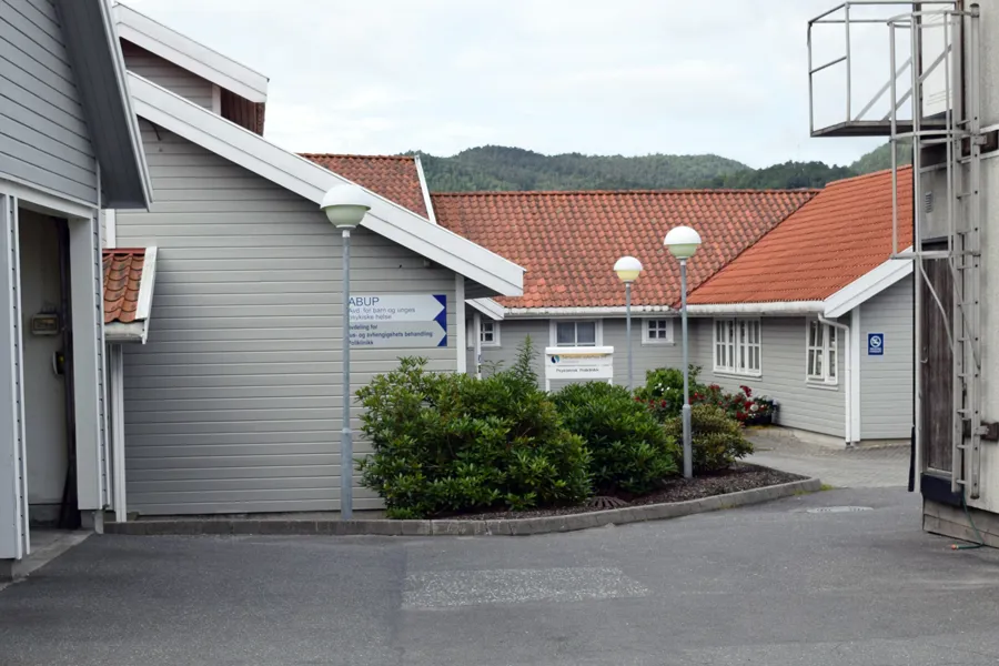 En bygning med parkeringsplass
