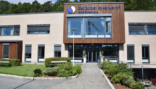 En bygning med et skilt på forsiden